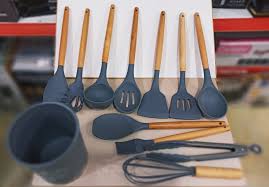 سرویس کفگیر و ملاقه سیلیکونی 12 پارچه دسته چوبی Kitchen Set کد 802298